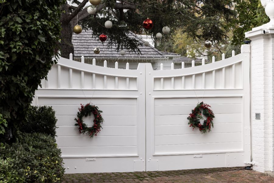 <p>Медии и полиция пред резиденцията на Роб Райнър в Лос Анджелис.</p>