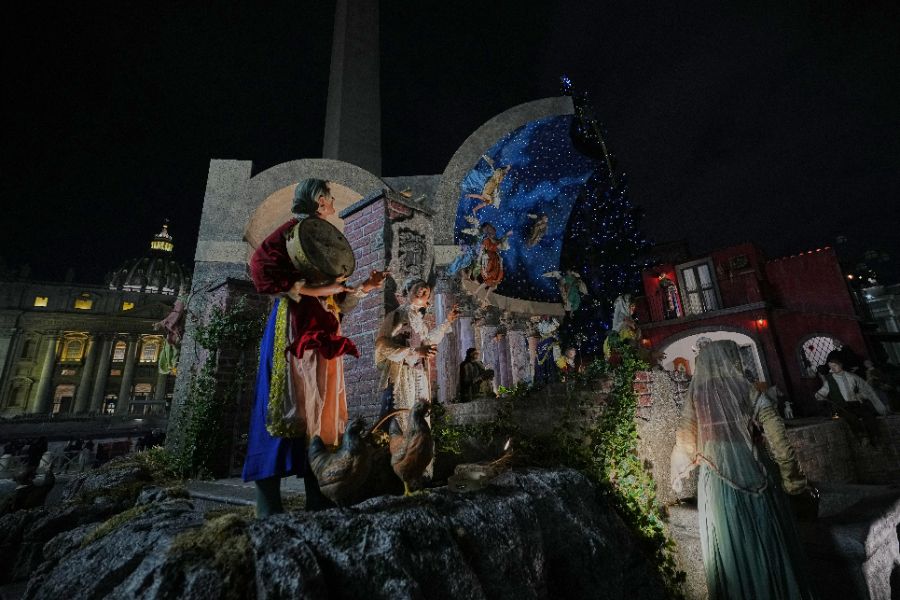 <p>25-метрова елха озари площад &bdquo;Свети Петър&ldquo; във Ватикана.</p>