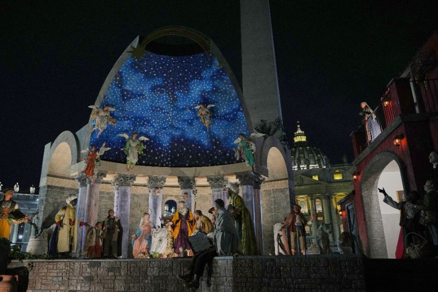 <p>25-метрова елха озари площад &bdquo;Свети Петър&ldquo; във Ватикана.</p>