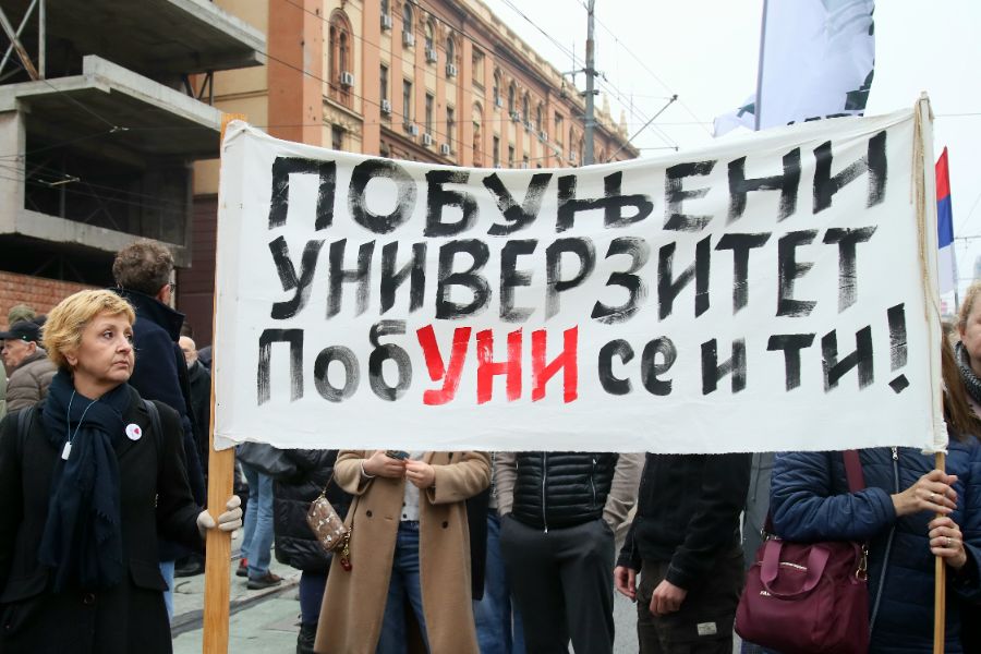 <p>Граждани и студенти протестират срещу отнемането на статута на паметник на културата на сградата на бившия Генерален щаб на Югославската народна армия.</p>