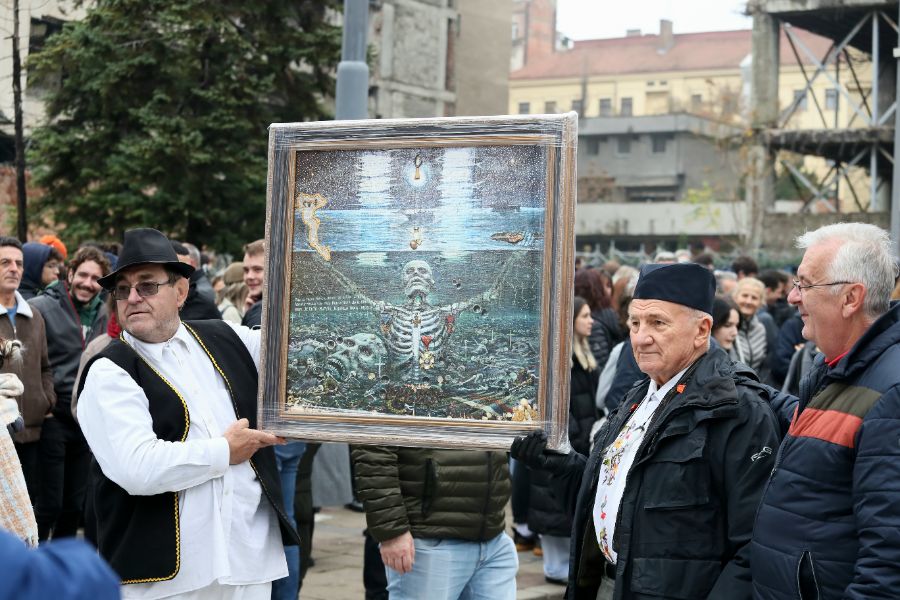 <p>Граждани и студенти протестират срещу отнемането на статута на паметник на културата на сградата на бившия Генерален щаб на Югославската народна армия.</p>