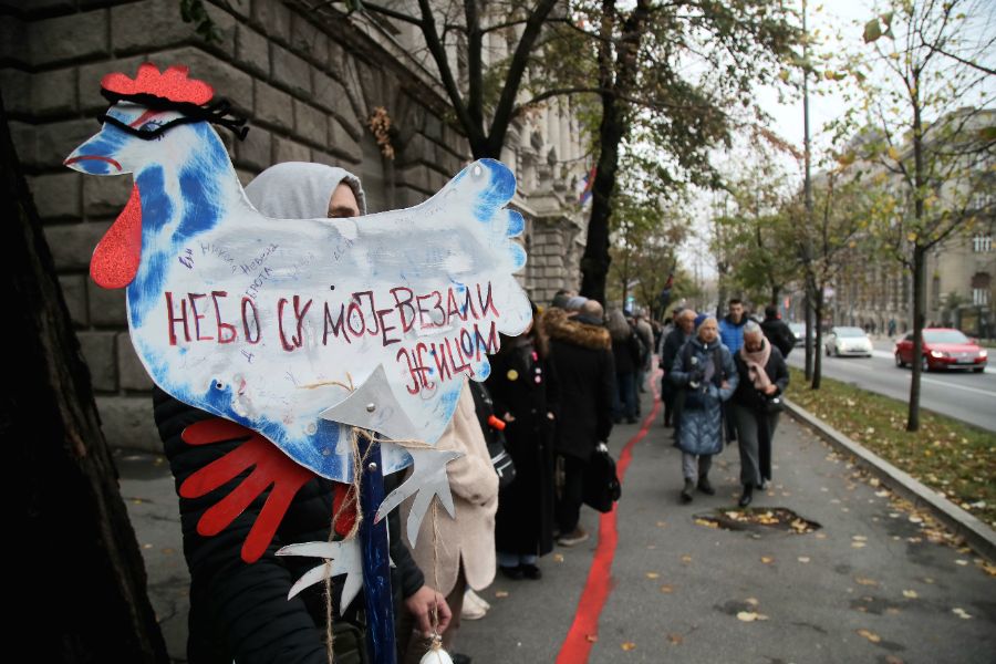 <p>Граждани и студенти протестират срещу отнемането на статута на паметник на културата на сградата на бившия Генерален щаб на Югославската народна армия.</p>