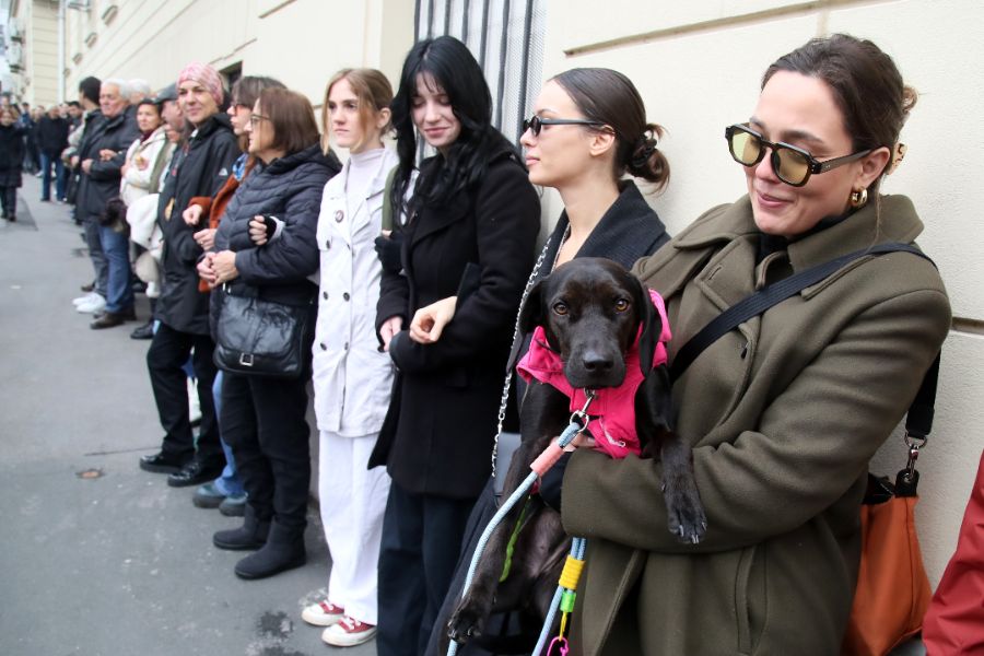 <p>Граждани и студенти протестират срещу отнемането на статута на паметник на културата на сградата на бившия Генерален щаб на Югославската народна армия.</p>
