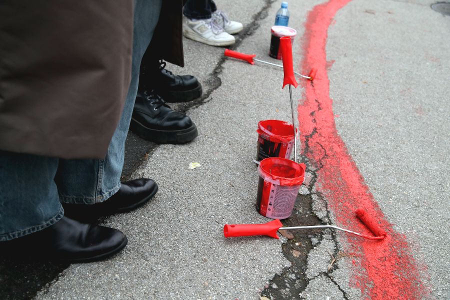 <p>Граждани и студенти протестират срещу отнемането на статута на паметник на културата на сградата на бившия Генерален щаб на Югославската народна армия.</p>