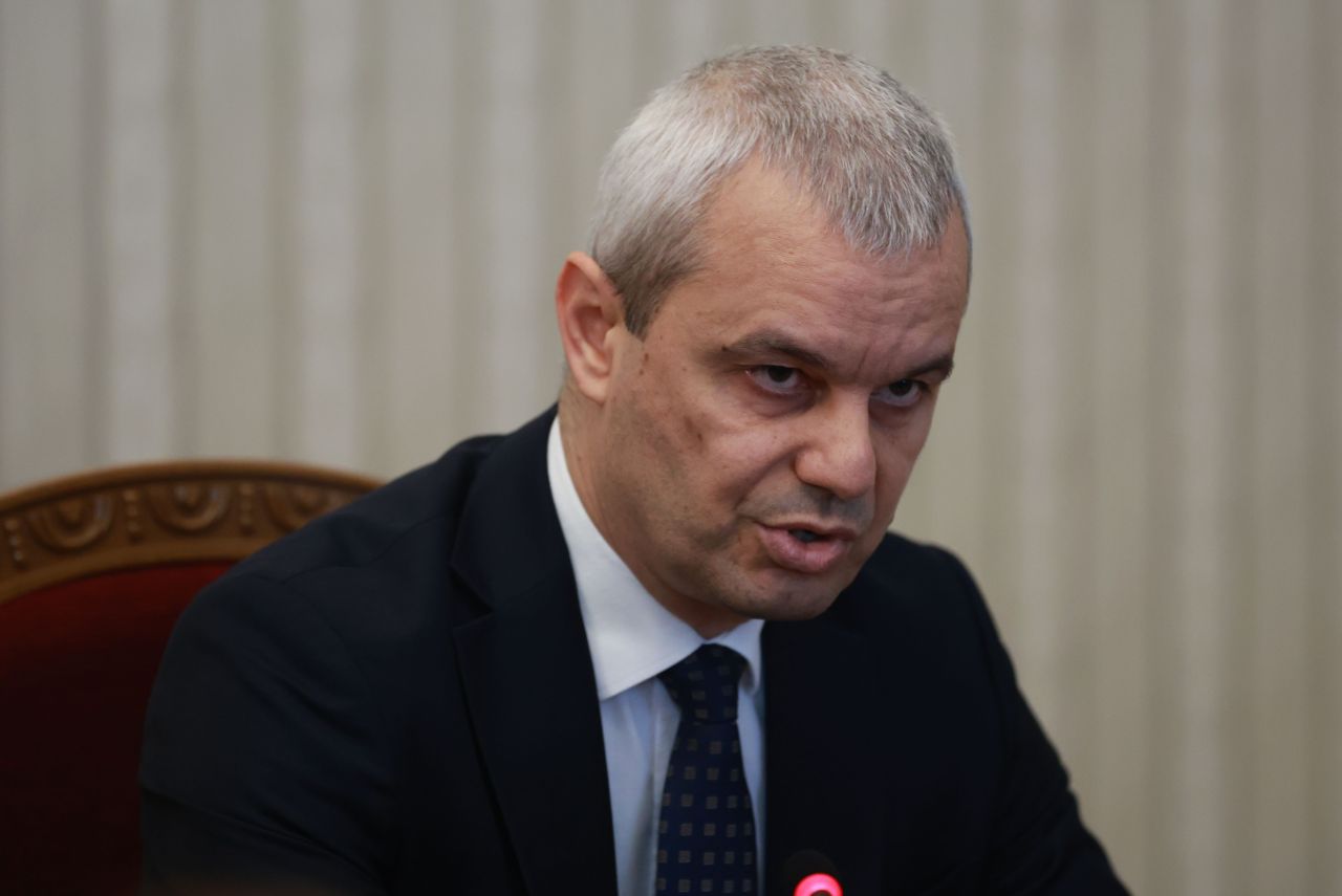 <p>&bdquo;Възраждане&ldquo; влезе при президента Радев за консултации за нов кабинет. Втори ден разговори, трета по големина сила в парламента, оставка на правителството и реален риск от нови избори</p>