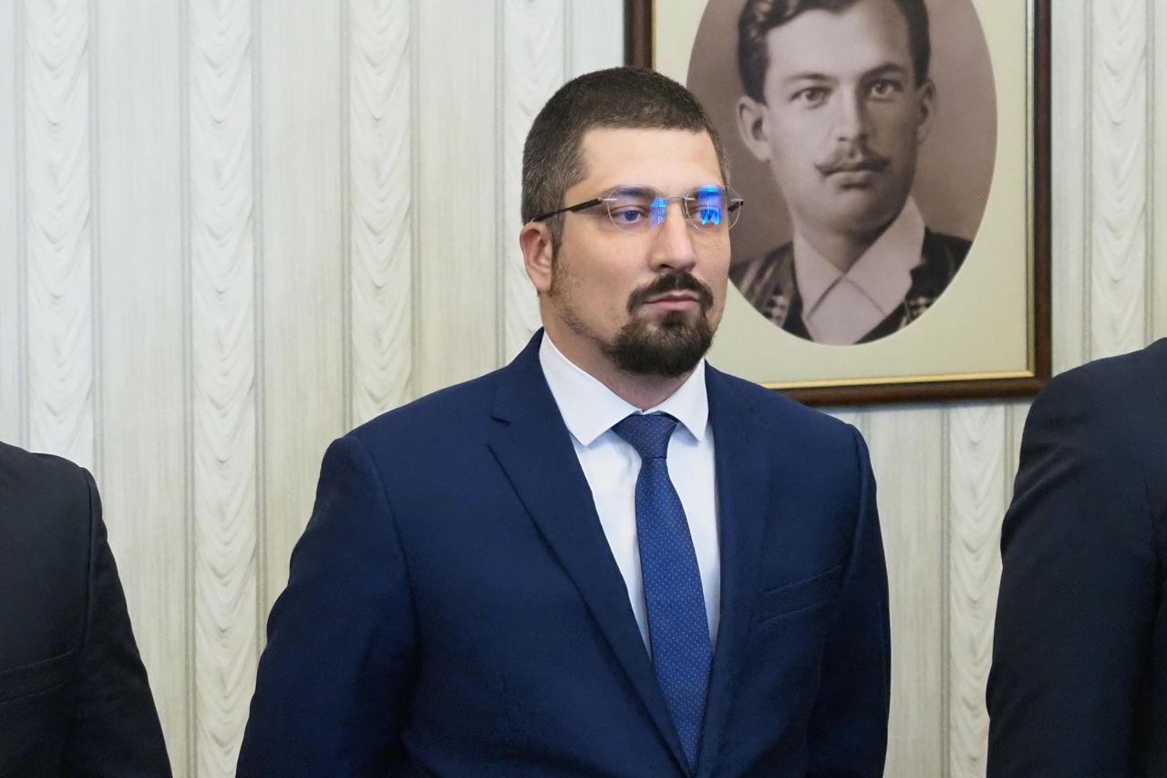 <p>&bdquo;Възраждане&ldquo; влезе при президента Радев за консултации за нов кабинет. Втори ден разговори, трета по големина сила в парламента, оставка на правителството и реален риск от нови избори</p>