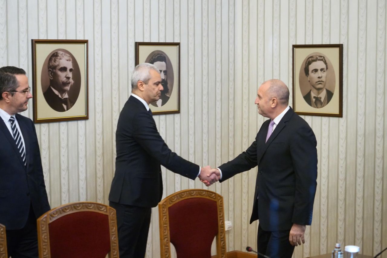 <p>&bdquo;Възраждане&ldquo; влезе при президента Радев за консултации за нов кабинет. Втори ден разговори, трета по големина сила в парламента, оставка на правителството и реален риск от нови избори</p>