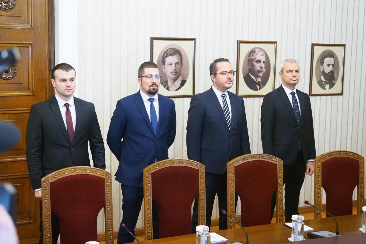 <p>&bdquo;Възраждане&ldquo; влезе при президента Радев за консултации за нов кабинет. Втори ден разговори, трета по големина сила в парламента, оставка на правителството и реален риск от нови избори</p>