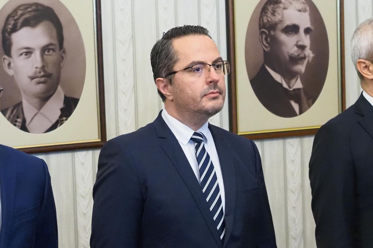 <p>&bdquo;Възраждане&ldquo; влезе при президента Радев за консултации за нов кабинет. Втори ден разговори, трета по големина сила в парламента, оставка на правителството и реален риск от нови избори</p>