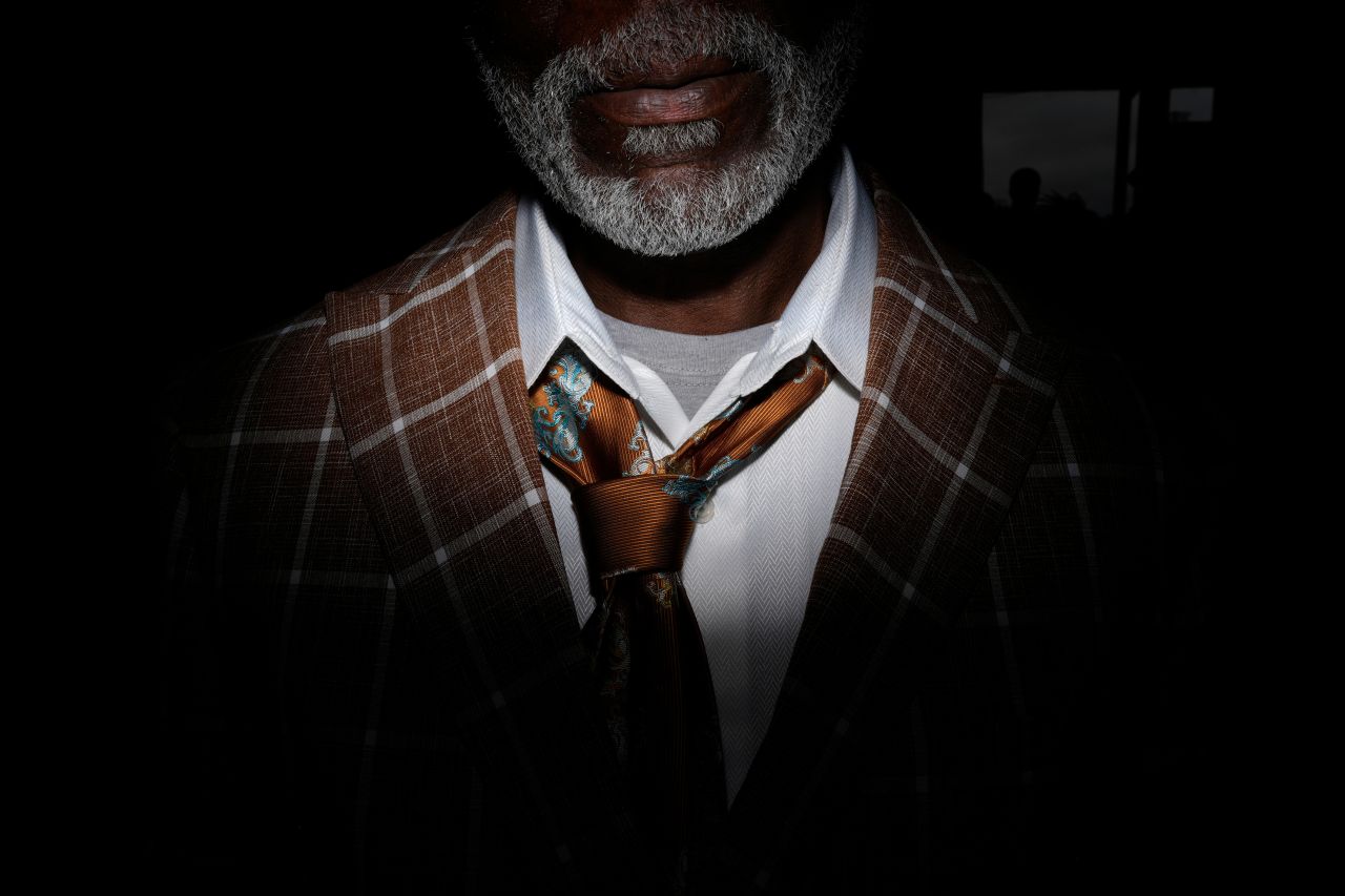 <p>Мъж се разхожда през Чърчил Даунс преди конното състезание &bdquo;Кентъки Дерби&ldquo; в Луисвил, Кентъки, 3 май 2025 г.</p>