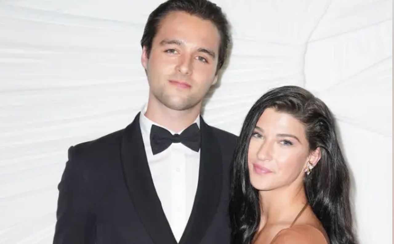 <p><strong>Фийби Гейтс и Артър Доналд</strong></p>

<p>Дъщерята на Бил Гейтс &ndash; Фийби, се е раздели&nbsp;с приятеля си Артър Доналд, с когото имаше&nbsp;двугодишна връзка, и вече е обвързана с нов мъж. Основателката на Phia сподели с вълнение за новата си любов в епизода от 4 септември на подкаста &bdquo;The Burnouts&ldquo;, който води заедно със София Киани.<em><strong> &bdquo;Невероятно е. Това е най-хубавото нещо, което съм правила. И това е напълно ново за мен. Никога не съм била с някой такъв&ldquo;</strong></em>, каза тя, като уточни, че новият ѝ партньор не присъства в социалните мрежи.</p>