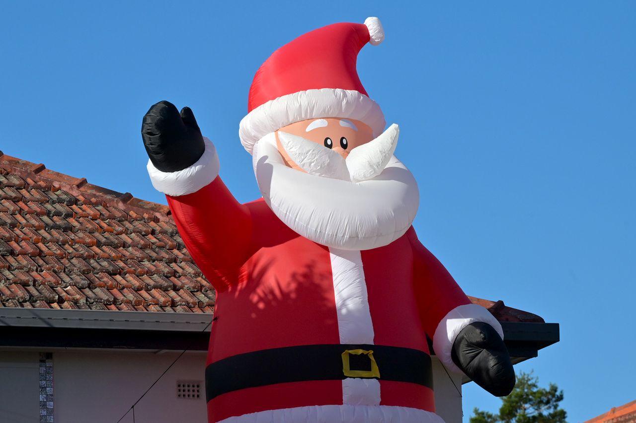 "Гринч" открадна гигантски надуваем Дядо Коледа