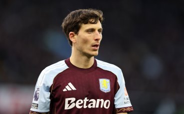 Испански национал от Астън Вила е сред опциите на Барселона за нов бранител