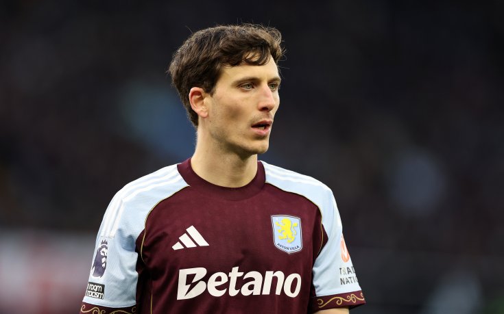 Испански национал от Астън Вила е сред опциите на Барселона за нов бранител