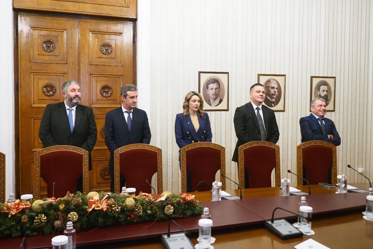 "Има такъв народ" на консултации при президента Радев.