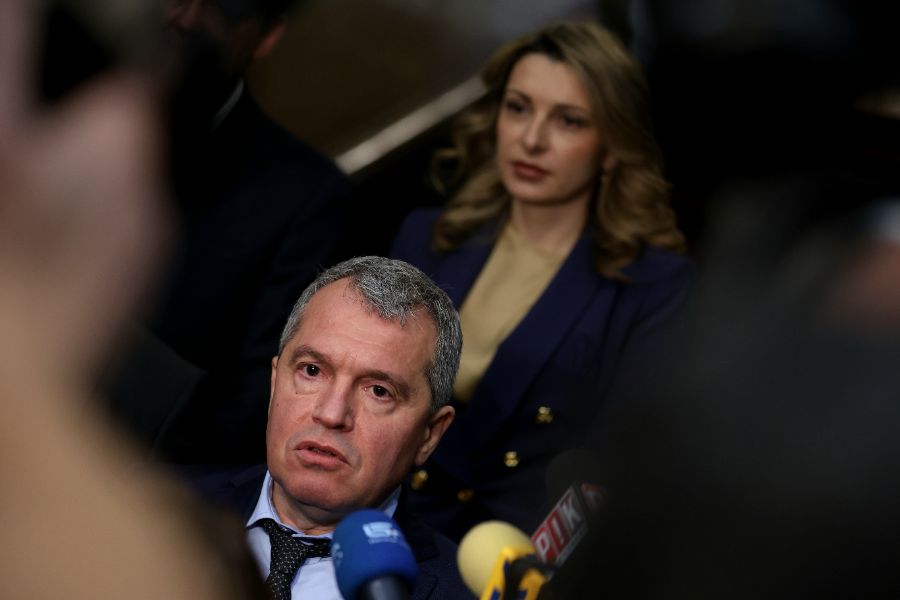 <p>"Има такъв народ" след края на консултациите.</p>