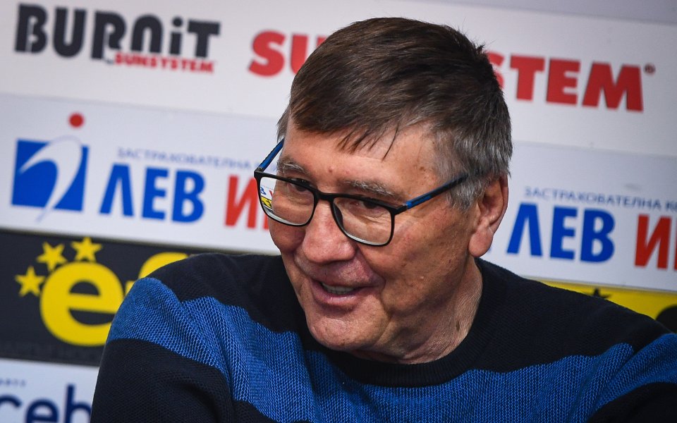 Идеята е да имаме шест равностойни тима, които да бъдат и основата на националния отбор