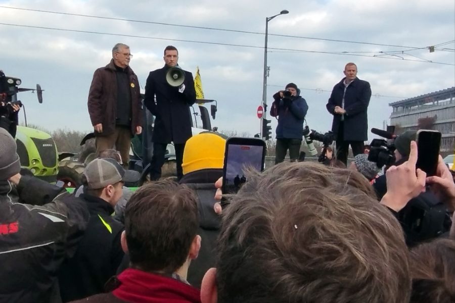 <p>Френски земеделци блокираха днес подстъпите на Европейския парламент (ЕП) във френския град Страсбург в знак на протест срещу планираното споразумение за свободна търговия между Европейския съюз и южноамериканската организация Меркосур, включваща Бразилия, Аржентина, Уругвай и Парагвай.</p>