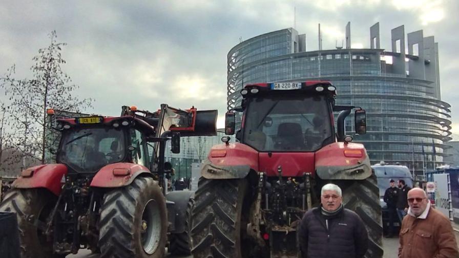 <p>Френски земеделци блокираха с трактори ЕП в Страсбург</p>