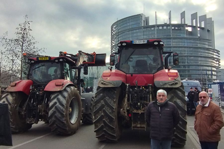 Френски земеделци блокираха с трактори Европейския парламент в Страсбург