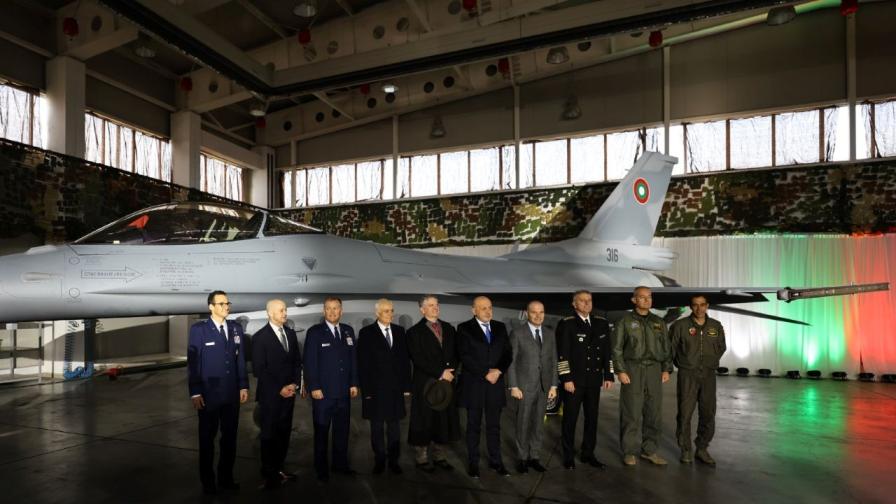 България посрещна новите осем F-16