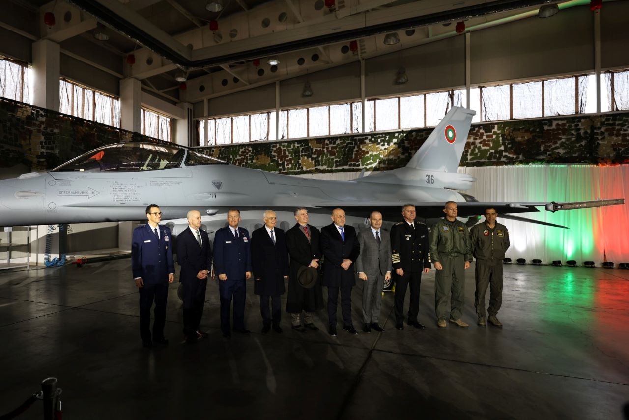 <p>България посрещна новите осем F-16.</p>