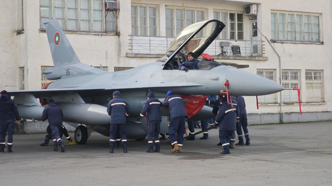 <p>България посрещна новите осем F-16.</p>