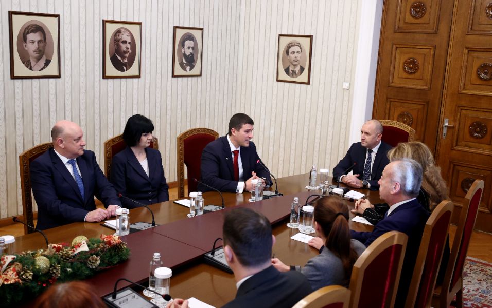 <p>Последен кръг от консултации - "Величие" разговаря с президента Радев.</p>