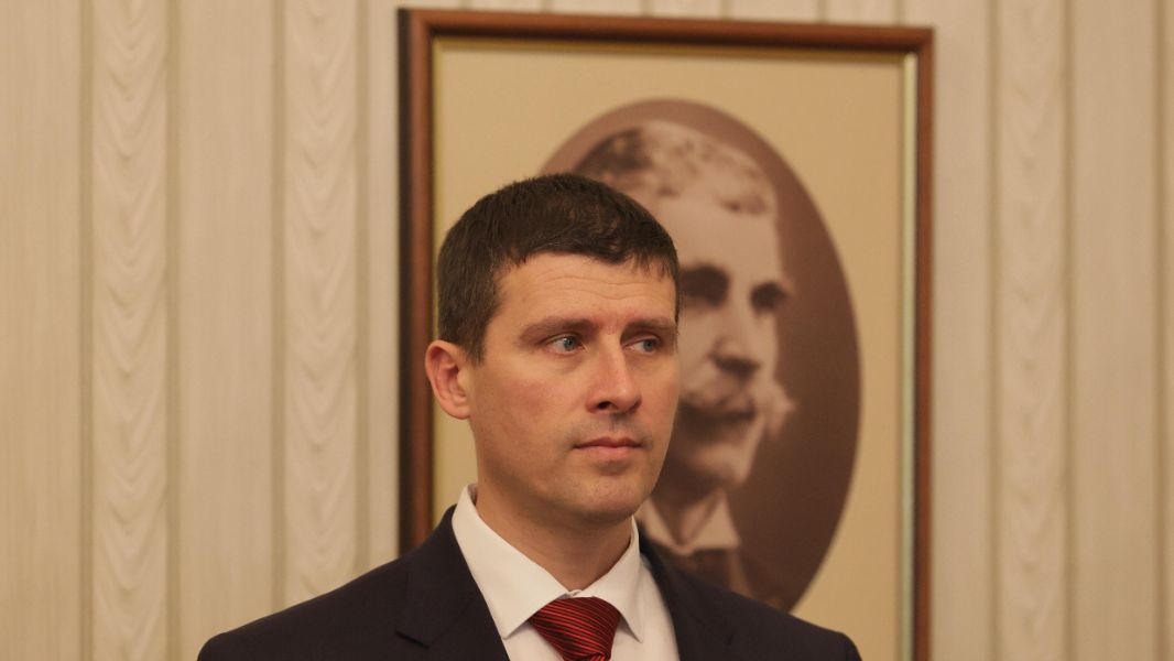 Последен кръг от консултации - "Величие" разговаря с президента Радев.