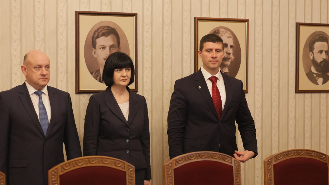 Последен кръг от консултации - "Величие" разговаря с президента Радев.