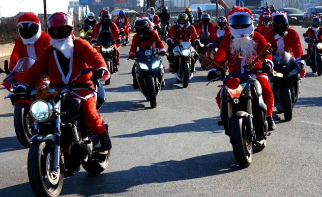 Мотористи, облечени като Дядо Коледа, преминаха по булеварди и улици в София