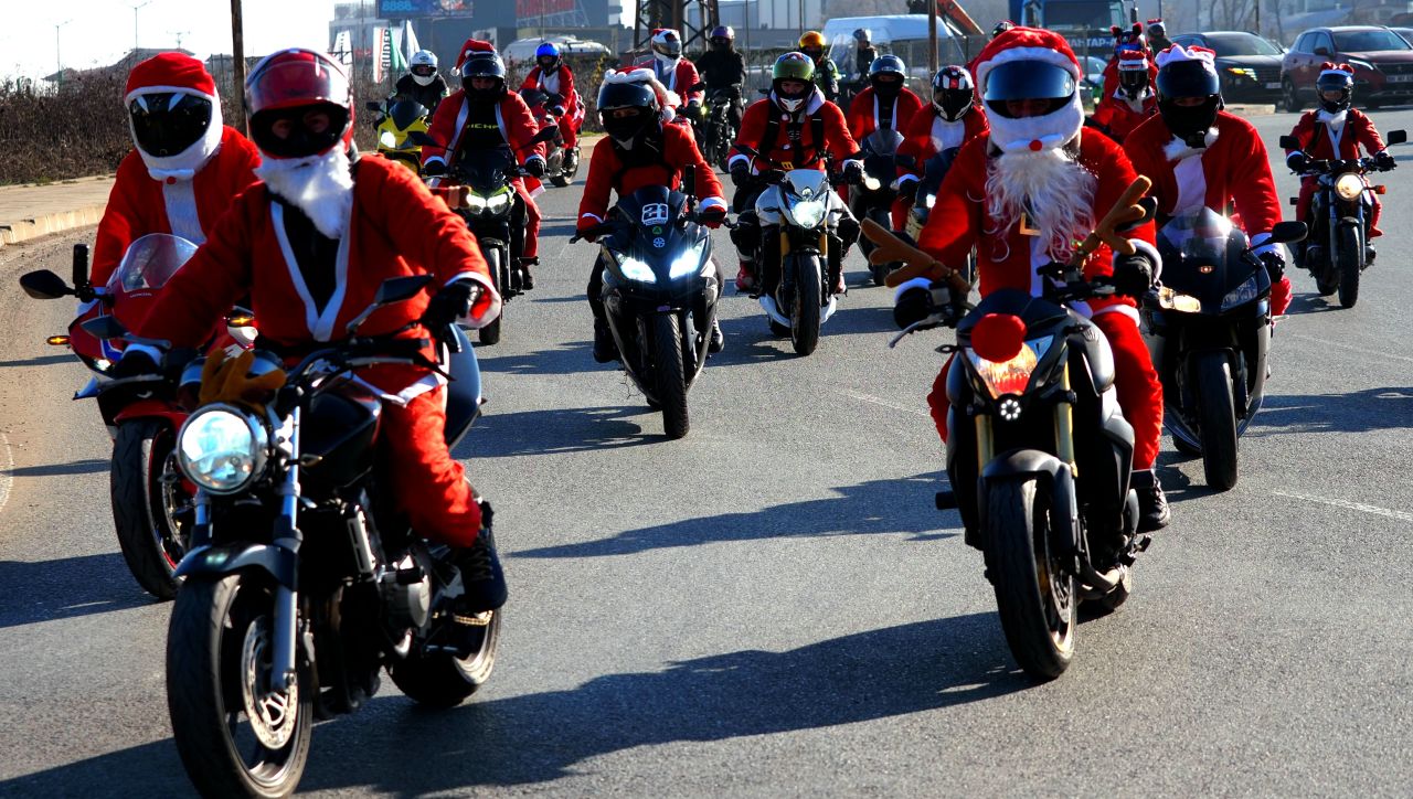 Мотористи, облечени като Дядо Коледа, преминаха по булеварди и улици в София