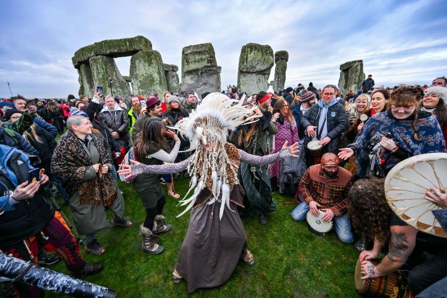 <p>Хиляди хора се събраха край Стоунхендж за зимното слънцестоене.</p>