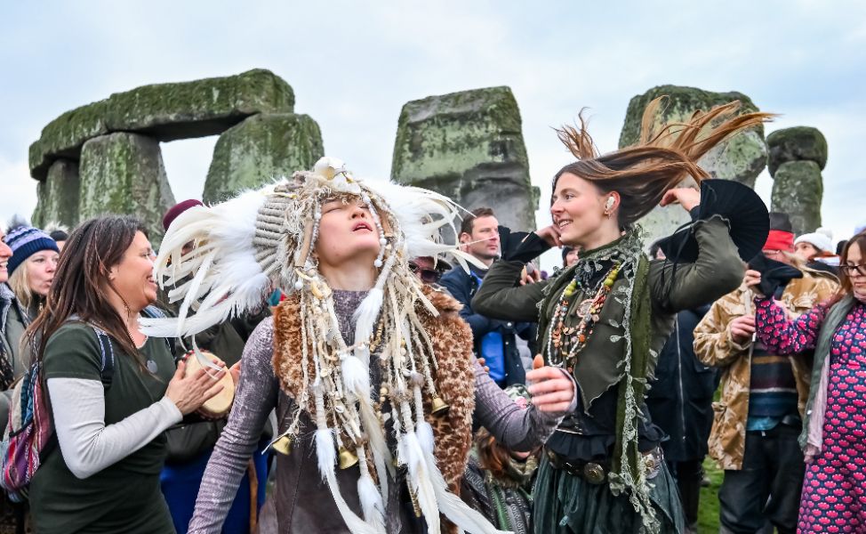<p>Хиляди хора се събраха край Стоунхендж за зимното слънцестоене.</p>
