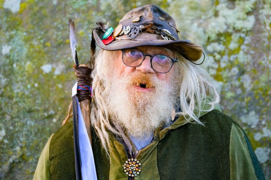 <p>Хиляди хора се събраха край Стоунхендж за зимното слънцестоене.</p>