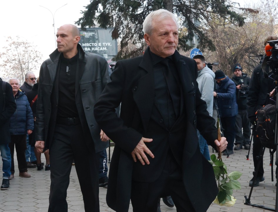 <p>Стотици се сбогуваха за последно с великия ни спортист, колекционер и дарител Боян Радев. На поклонението пред тленните останки на първия ни двукратен олимпийски шампион на Националния стадион дойдоха редица спортисти, деятели и хора от елита.</p>