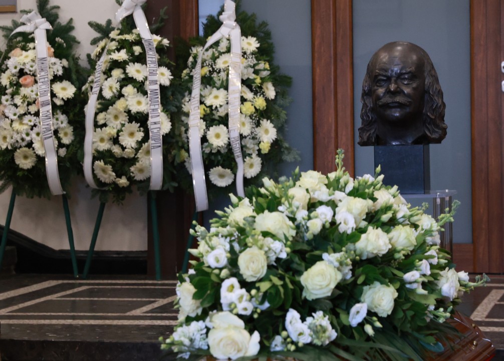 <p>Стотици се сбогуваха за последно с великия ни спортист, колекционер и дарител Боян Радев. На поклонението пред тленните останки на първия ни двукратен олимпийски шампион на Националния стадион дойдоха редица спортисти, деятели и хора от елита.</p>