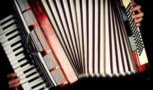 Необичайна коледна изненада: Таен оркестър обикаля София и изненадва минувачите