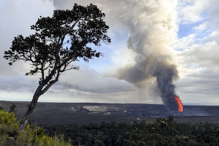 <p>Вулканът Килауеа впечатли със зрелищни огнени фонтани от лава.</p>