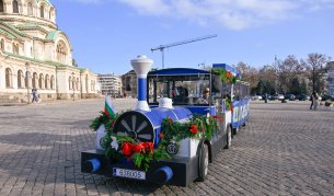 Кметът на София и Никола Цолов с празнична разходка на коледно влакче