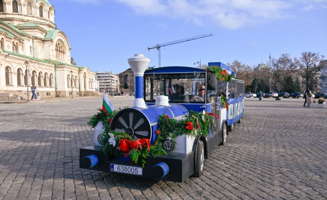 Кметът на София и Никола Цолов с празнична разходка на коледно влакче