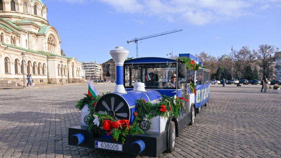 Кметът на София и Никола Цолов с празнична разходка на коледно влакче