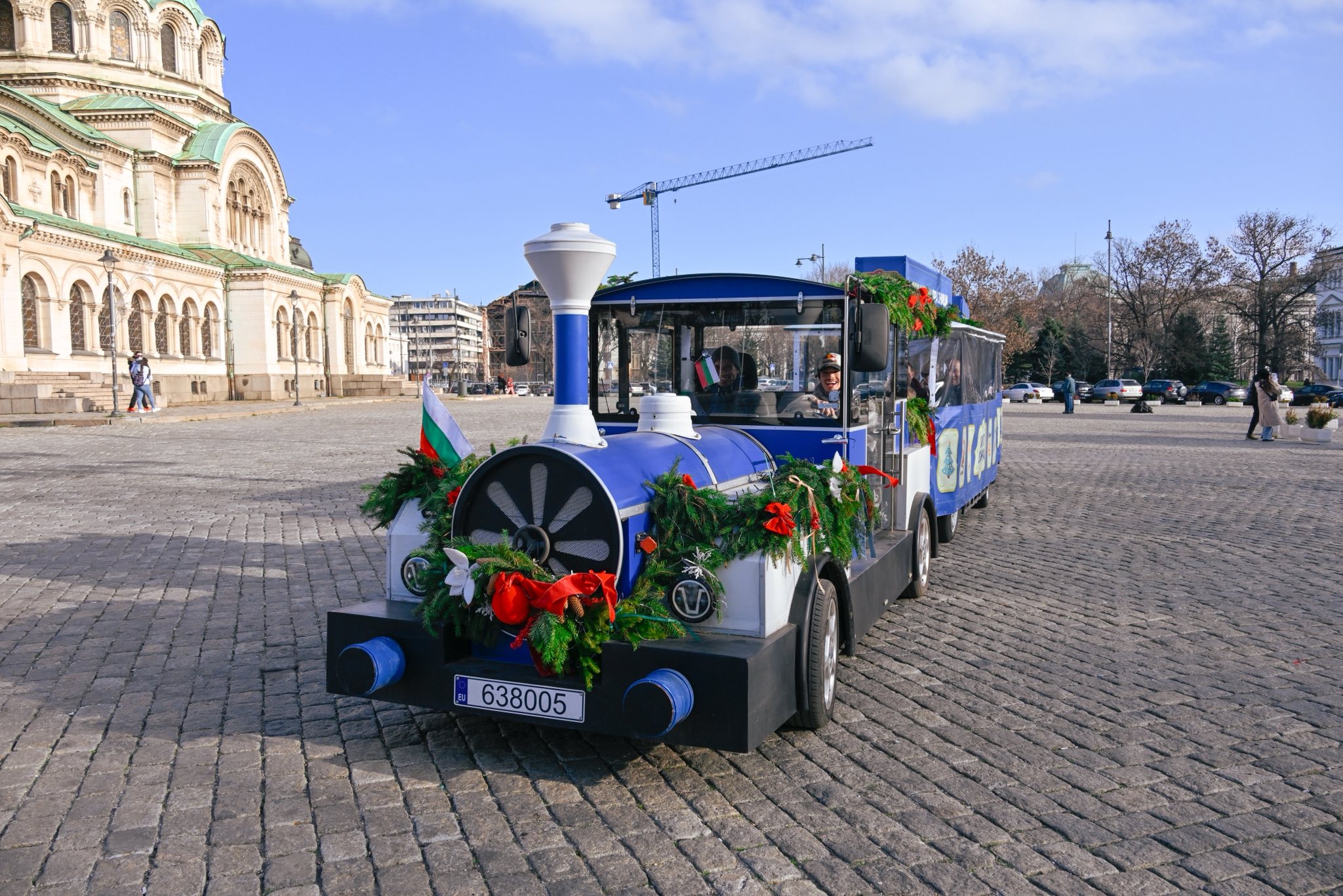 Кметът на София и Никола Цолов с празнична разходка на коледно влакче