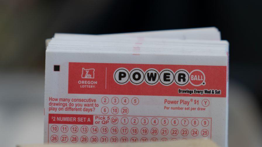 <p>Късметлията, който спечели&nbsp;джакпота от $1,817 млрд. на&nbsp;лотарията Powerball</p>