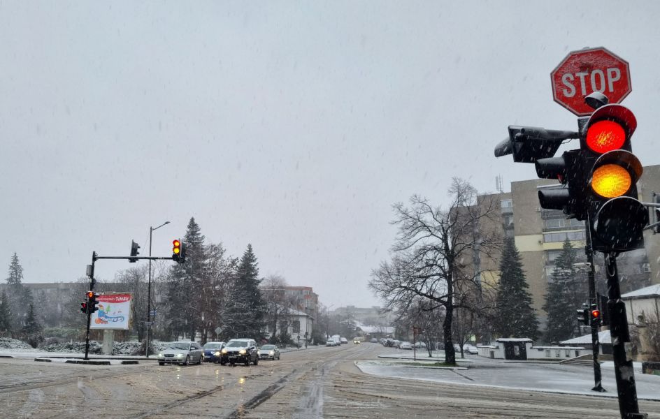 <p>Коледен сняг покри части от България - гледки от празничния ден</p>