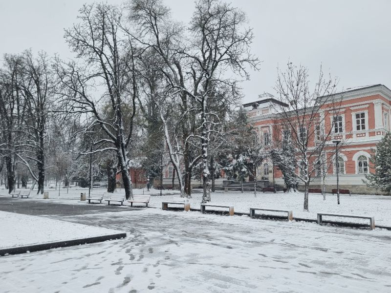 <p>Коледен сняг покри части от България - гледки от празничния ден</p>