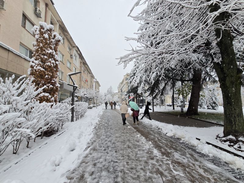 <p>Коледен сняг покри части от България - гледки от празничния ден</p>