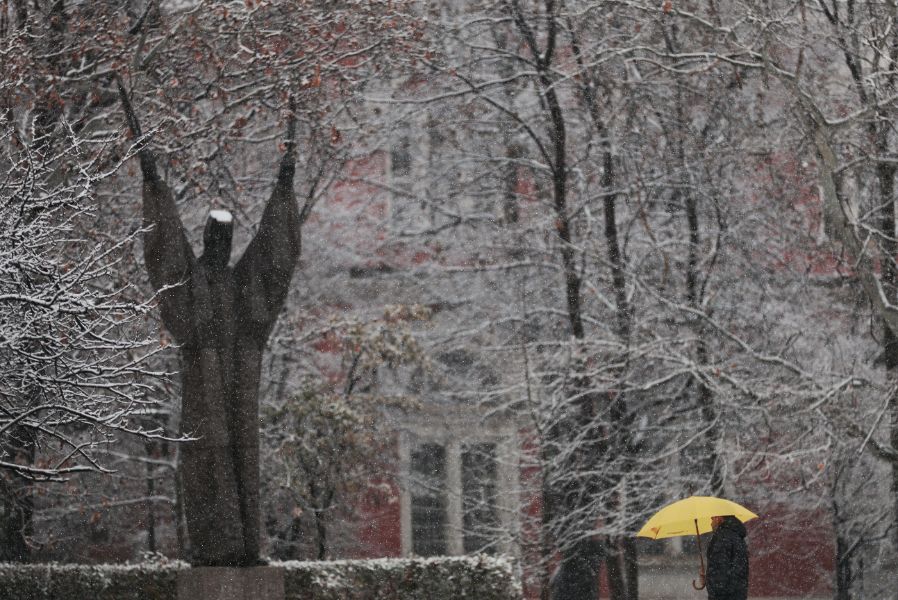 <p>Коледен сняг покри части от България - гледки от празничния ден</p>