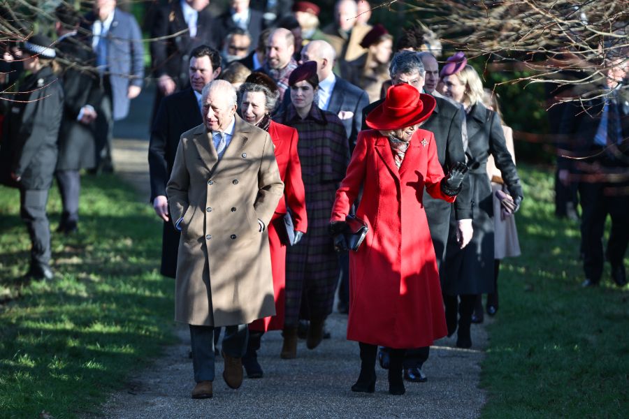 <p>Крал Чарлз Трети заведе семейството си на църква пеша.</p>