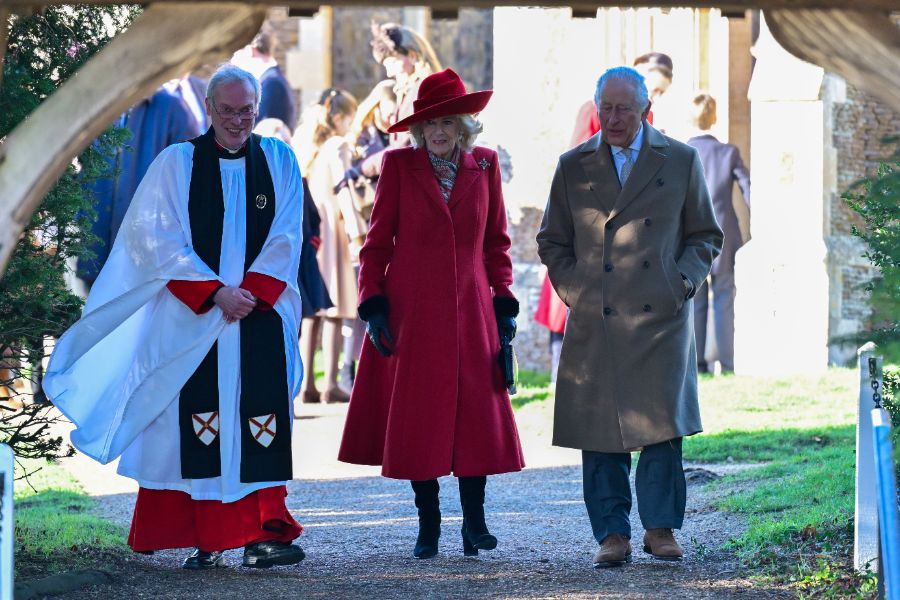 <p>Крал Чарлз Трети заведе семейството си на църква пеша.</p>